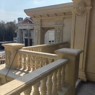 南宁 黄金麻别墅外墙干挂雕花配合阳台栏杆花瓶柱