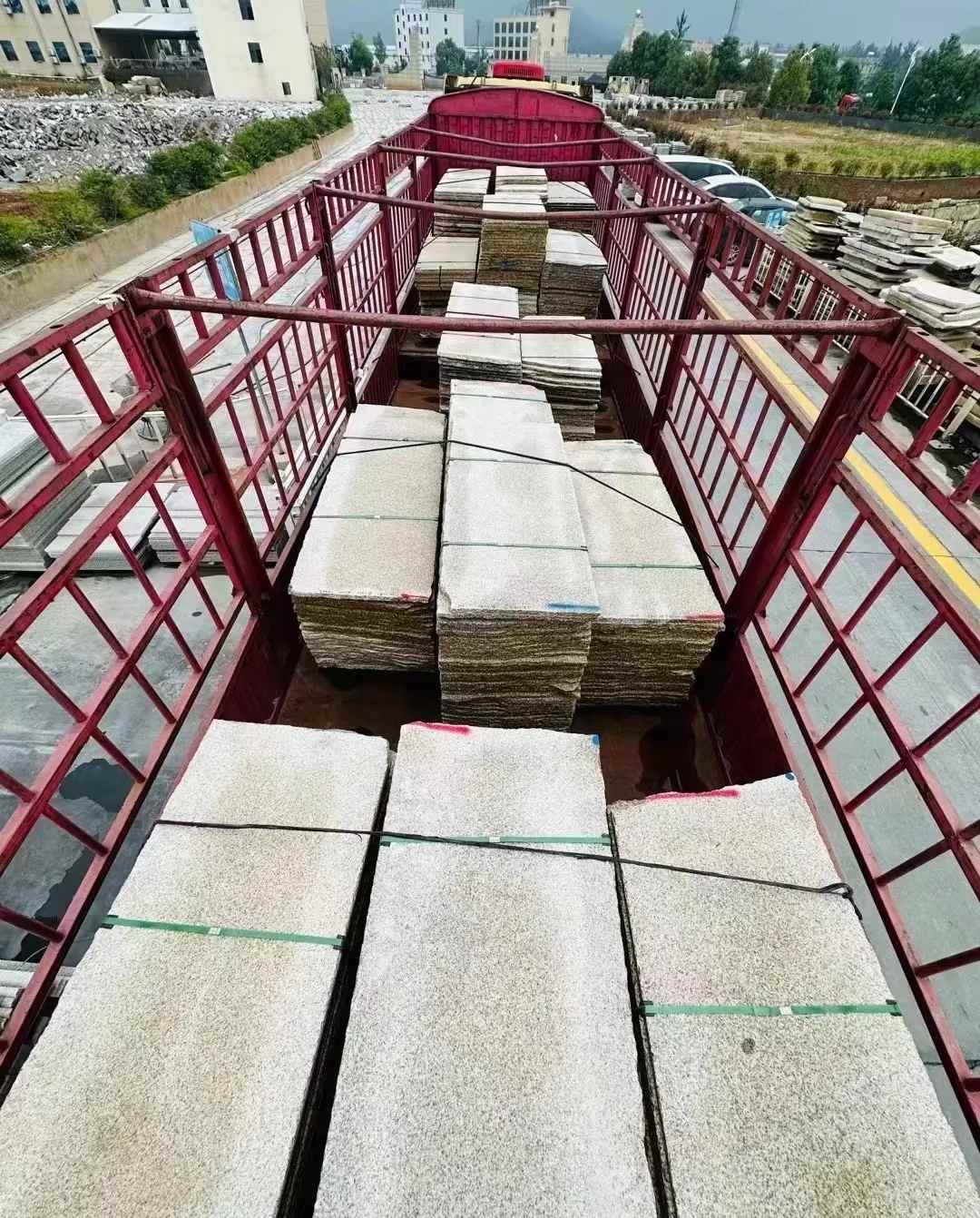 南宁 黄金麻花岗岩荔枝面，光面毛板装车完成