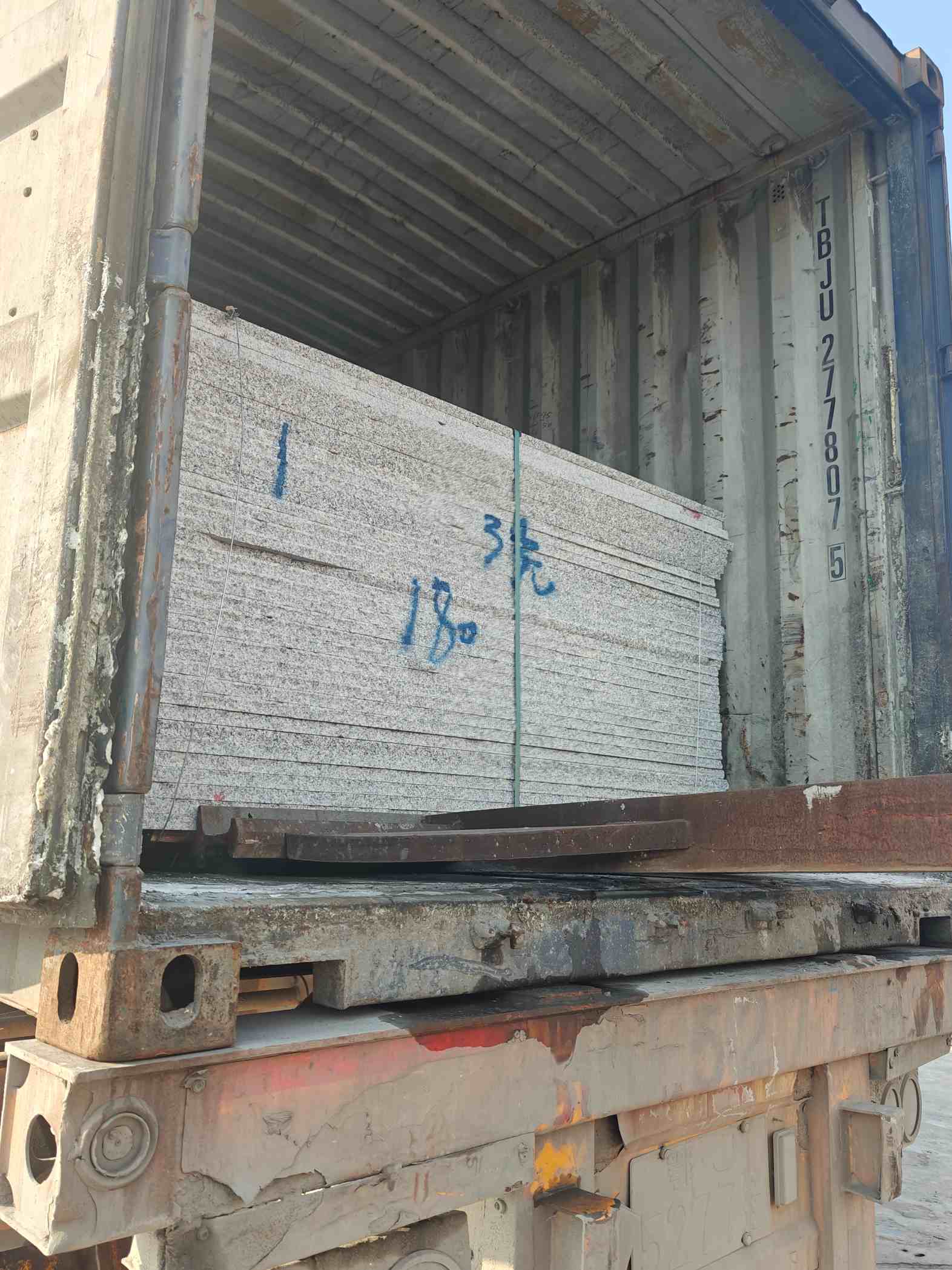 南宁 芝麻白花岗岩石材3.0公分光面毛板装柜出货