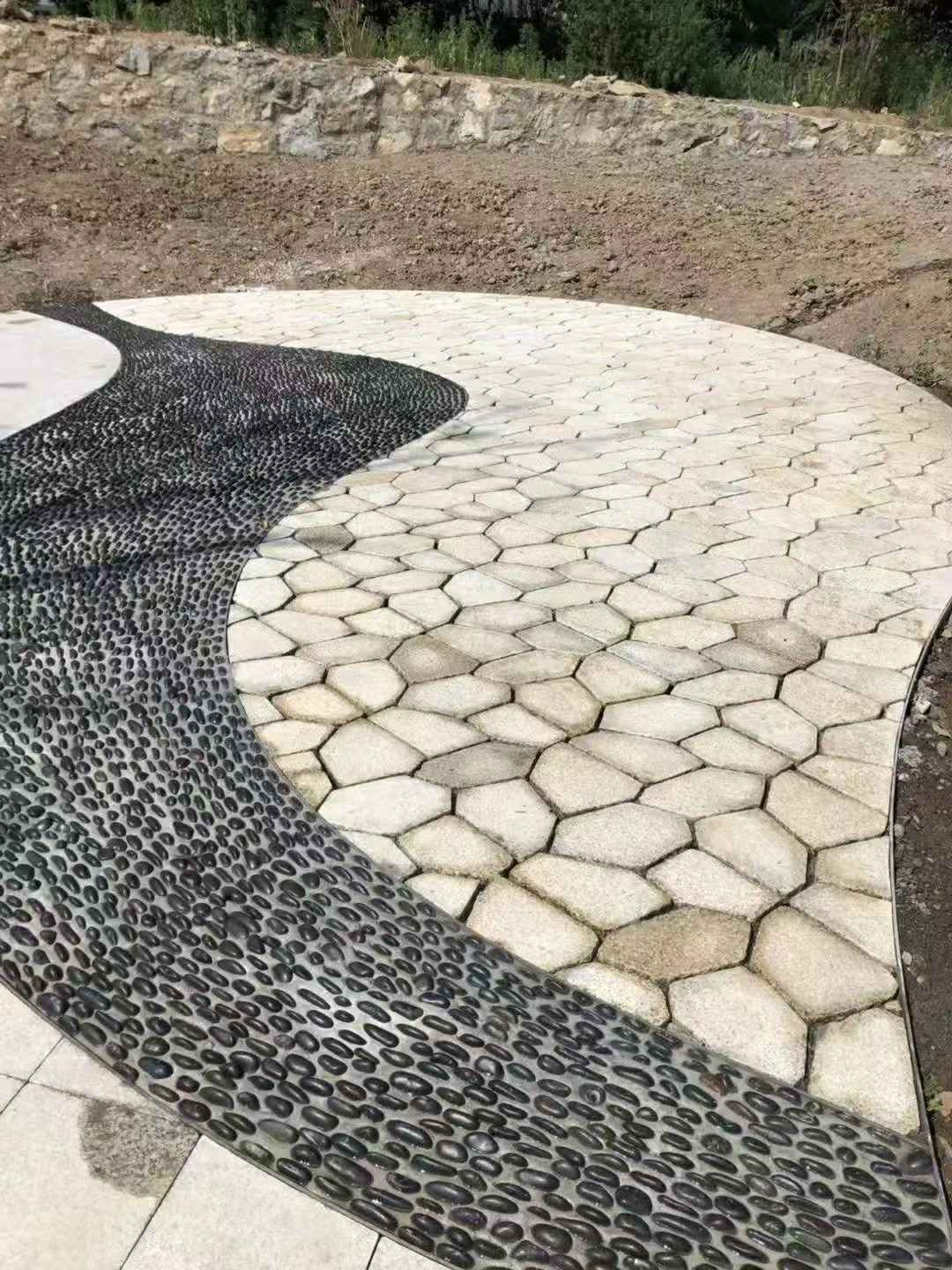 南宁 黄金麻冰裂纹地铺石工地铺装案例