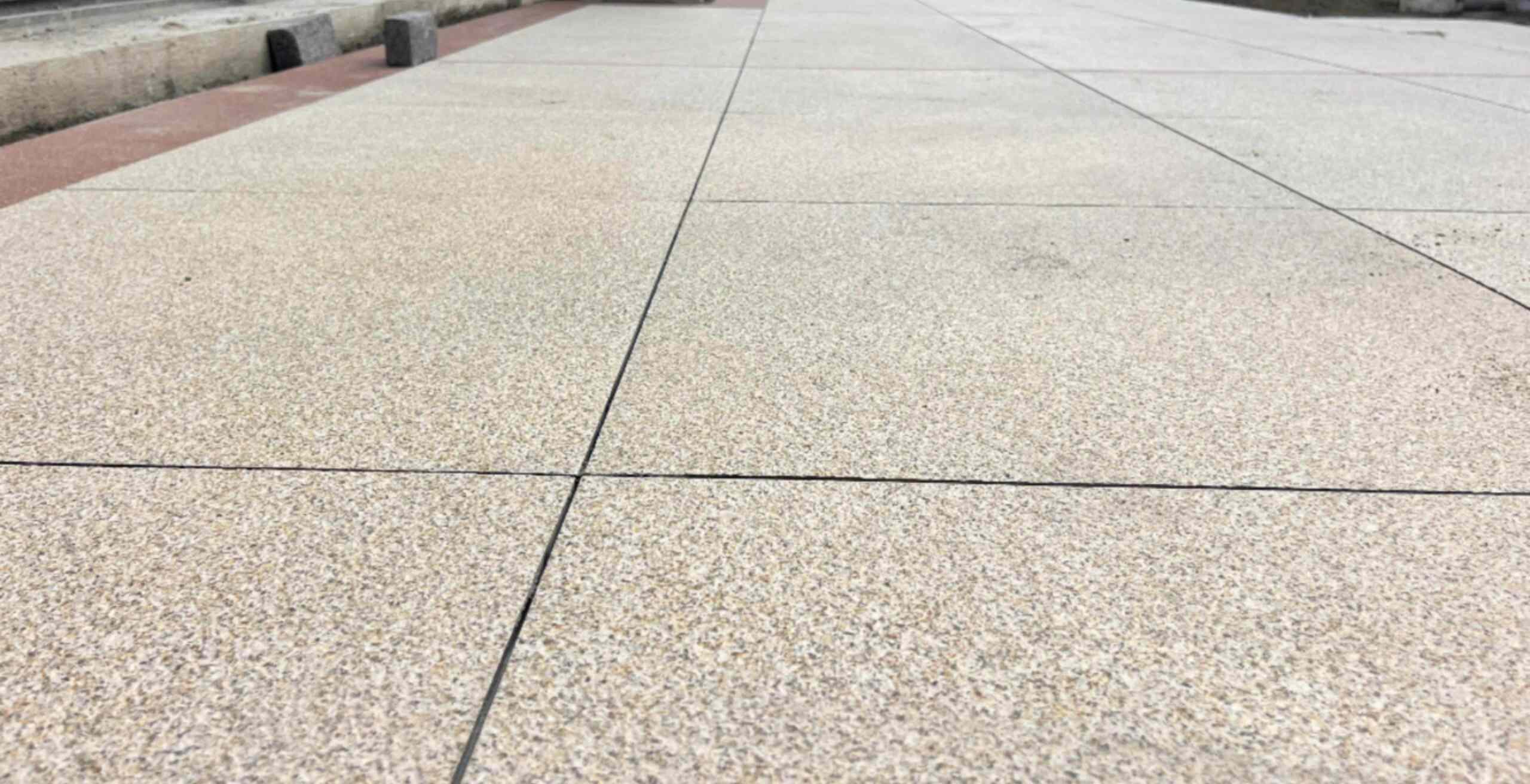 南宁 黄金麻花岗岩石板材荔枝面地面铺装效果