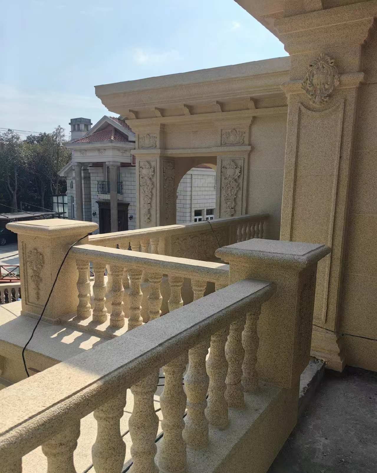 南宁 黄金麻别墅外墙干挂雕花配合阳台栏杆花瓶柱