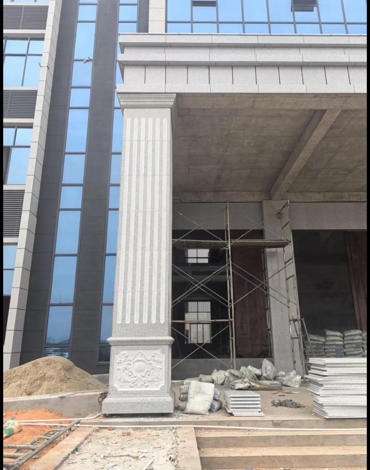 南宁 芝麻白光面花岗岩门楼大柱（罗马柱）配雕花底座