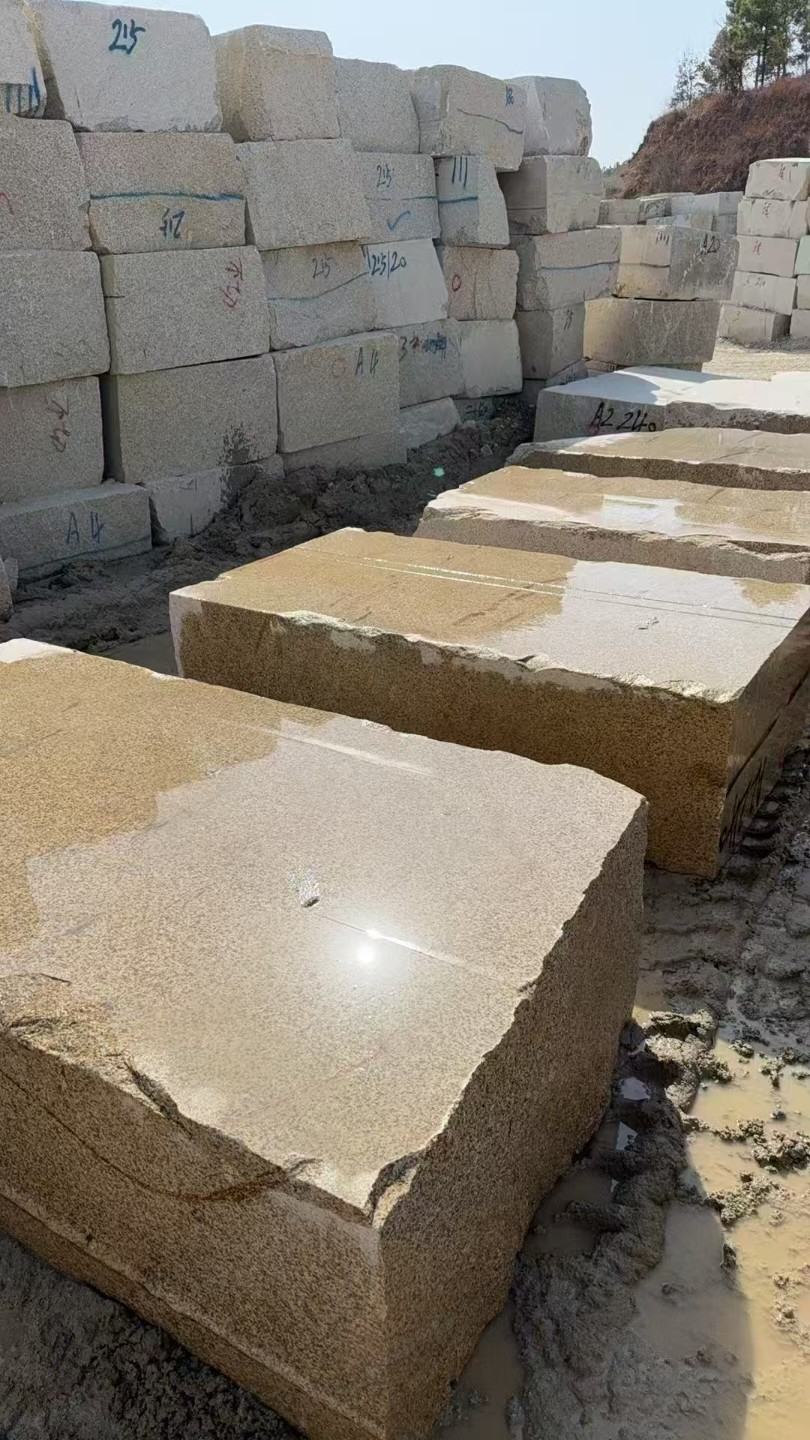 南宁 黄金麻方料堆场洗料分选中，原材料充足