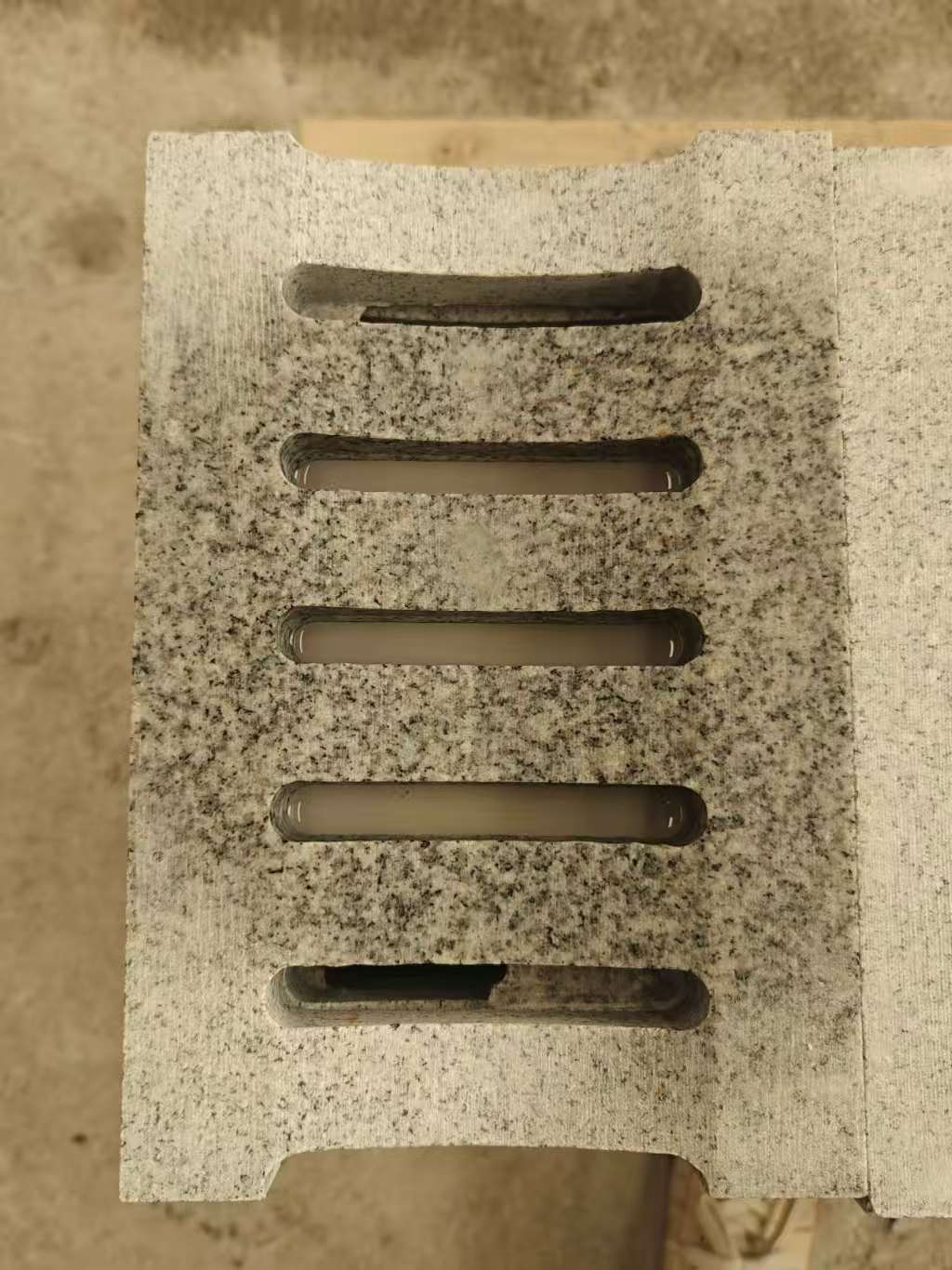 南宁 芝麻白拉丝面花岗岩U型开槽排水槽