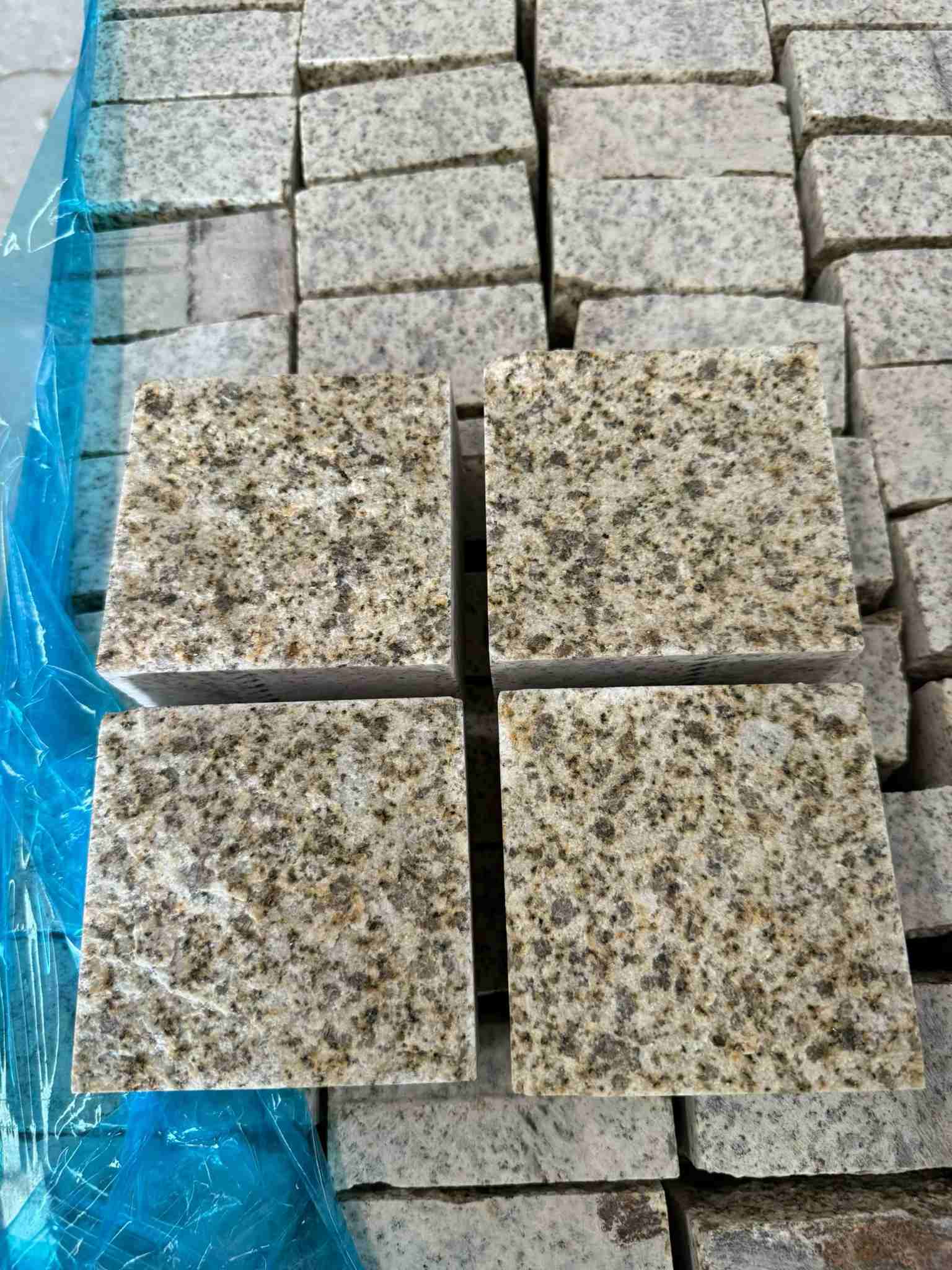 南宁 黄金麻花岗岩自然面小方块，弹石，马蹄石等