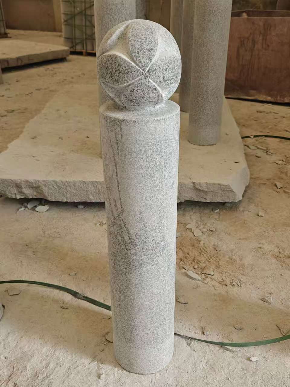 南宁 芝麻白花岗岩石材挡车石柱、停车柱、圆柱挡车柱、方柱挡车柱等