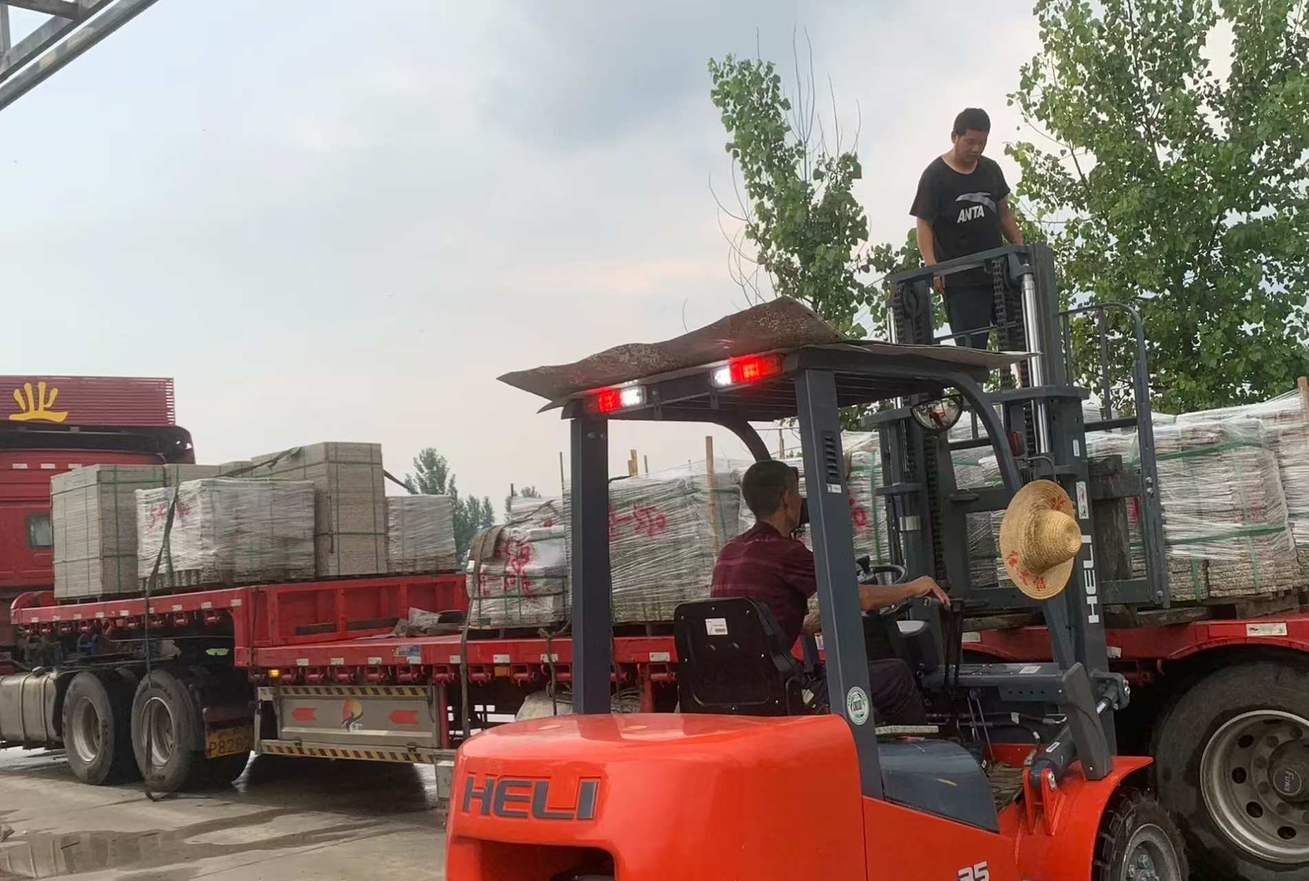 南宁 黄金麻冰裂纹，地铺石装车