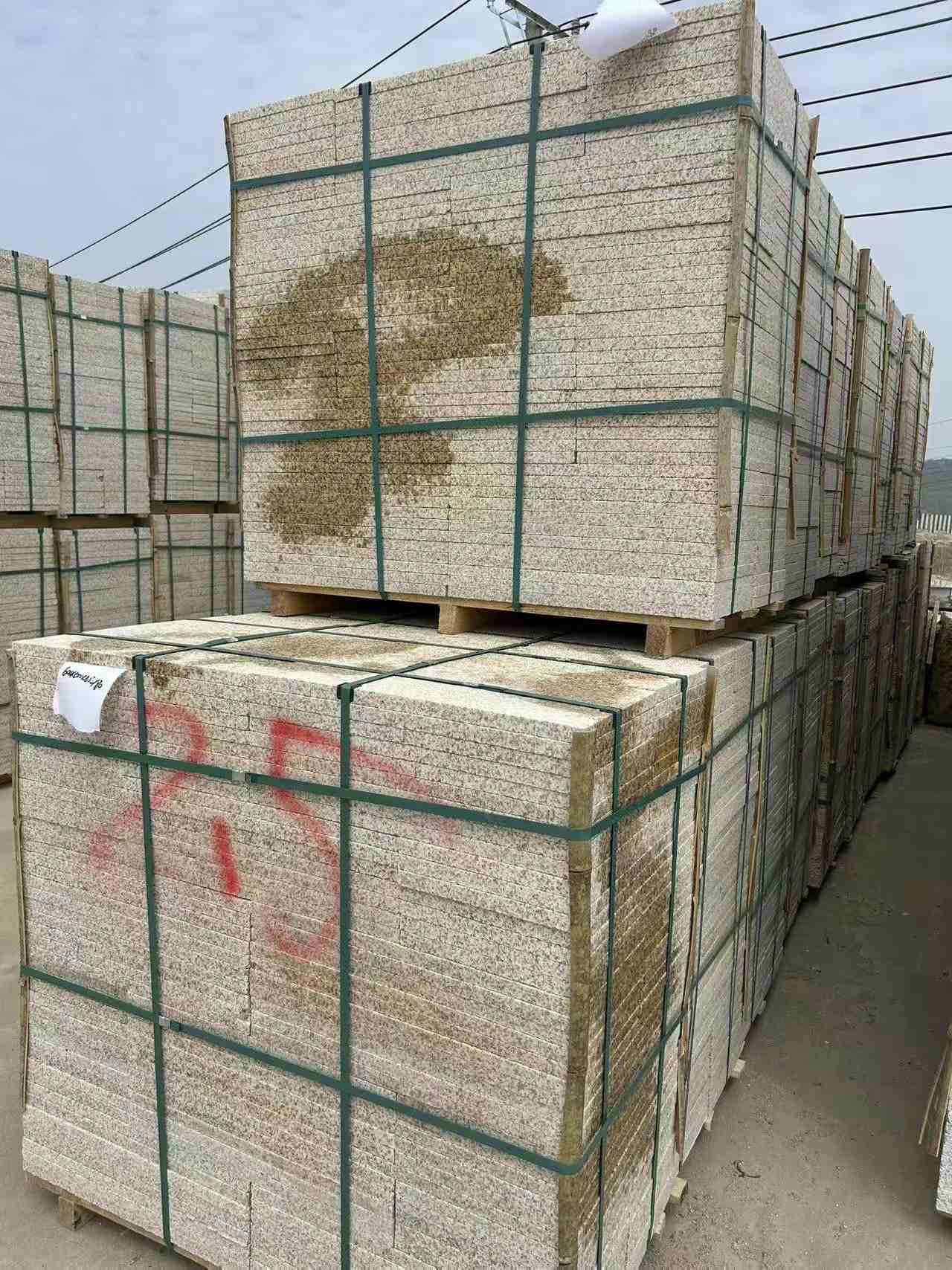 南宁 黄金麻花岗岩石材荔枝面地铺石2.5*300*600