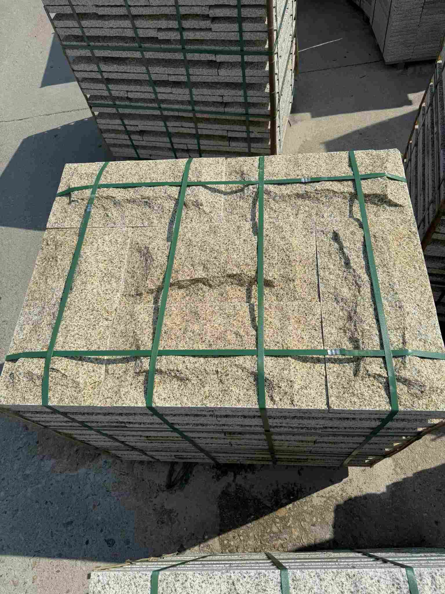 南宁 黄金麻花岗岩石材自然面蘑菇石成品