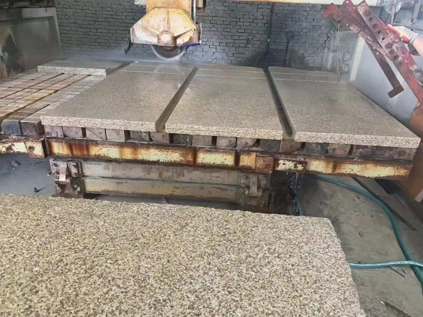 南宁 黄金麻荔枝面成品板加工