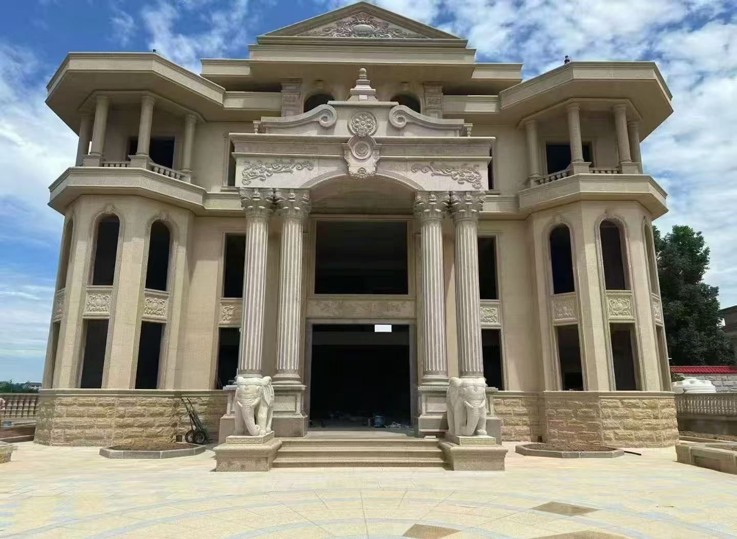 南宁 黄金麻别墅外墙干挂，大柱，大象，蘑菇石，雕花板