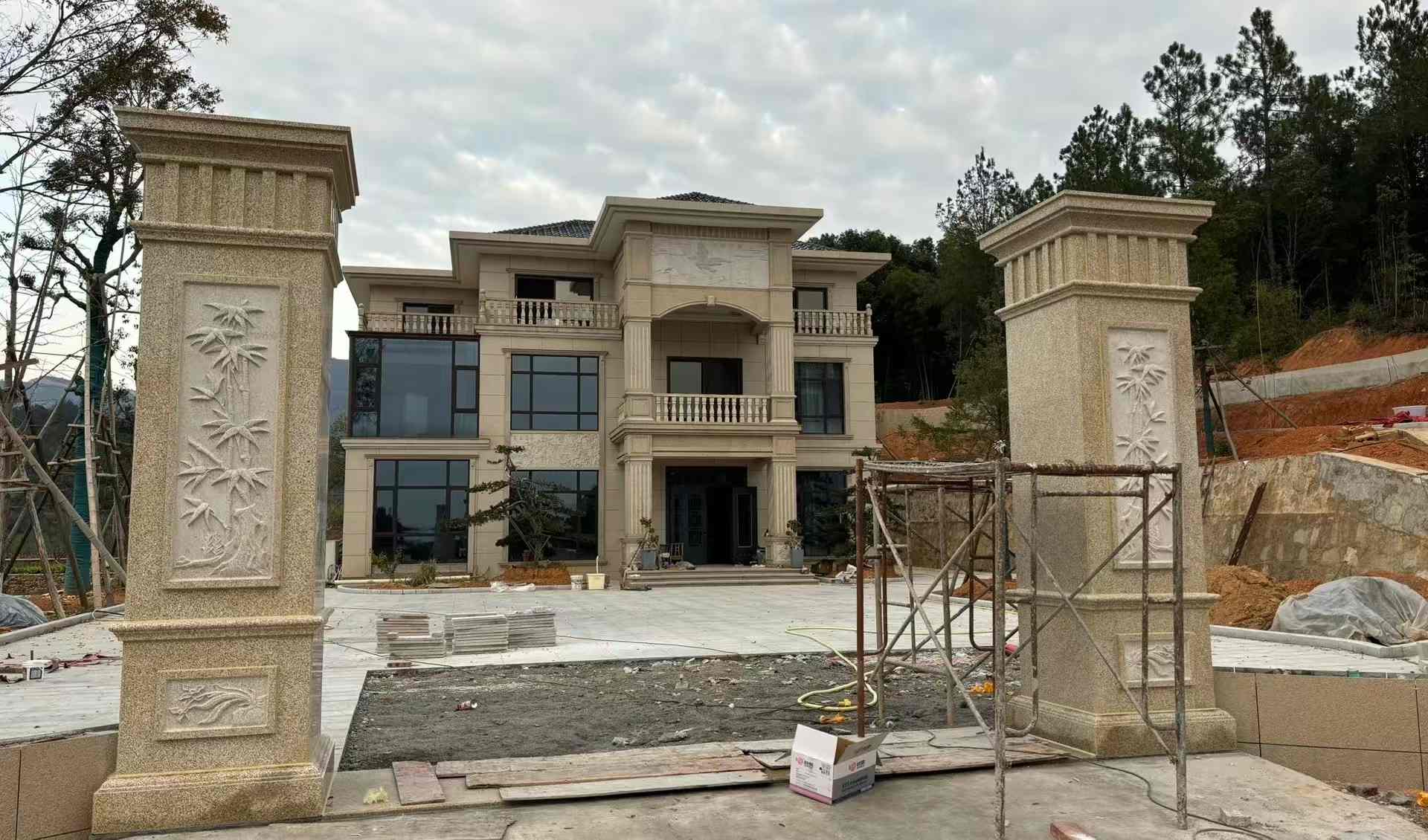 南宁 黄金麻花岗岩别墅雕花外墙干挂配上门口雕花罗马柱