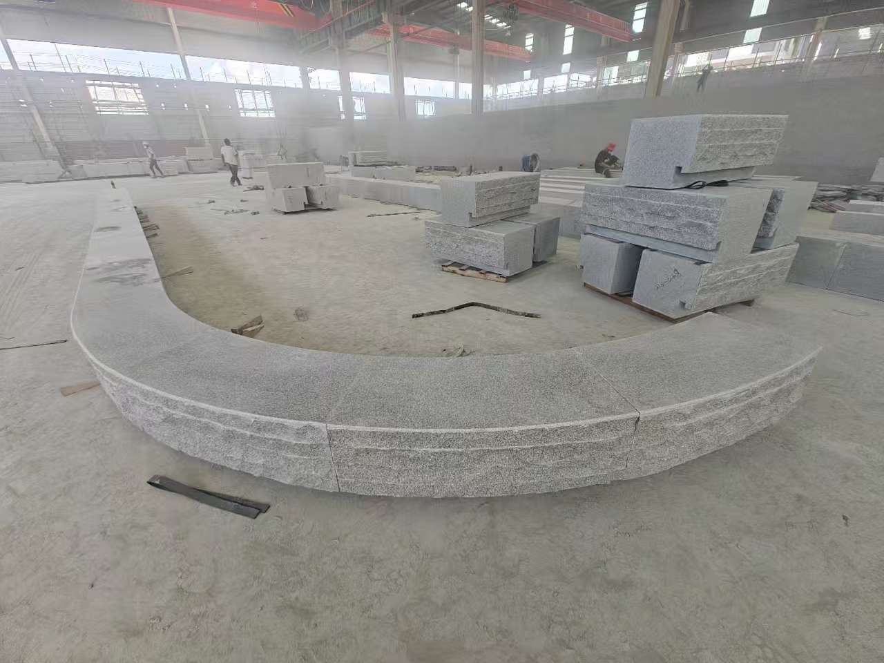 南宁 芝麻白异形坐凳，自然面光面弧形加工