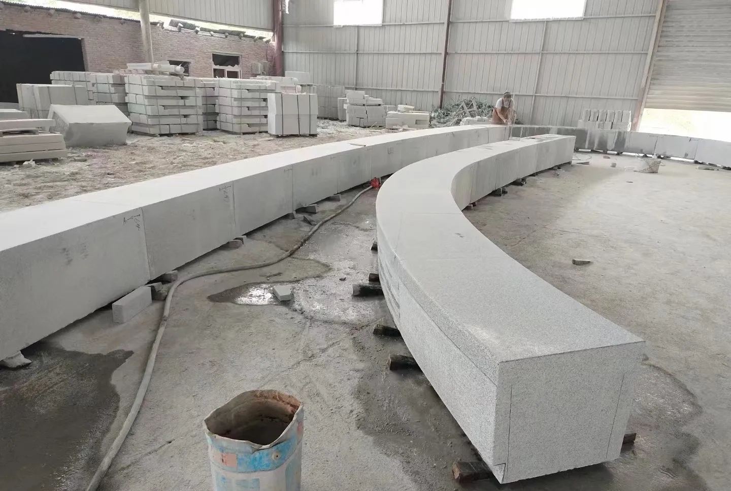 南宁芝麻白花岗岩石板材 园林光面弧形坐凳