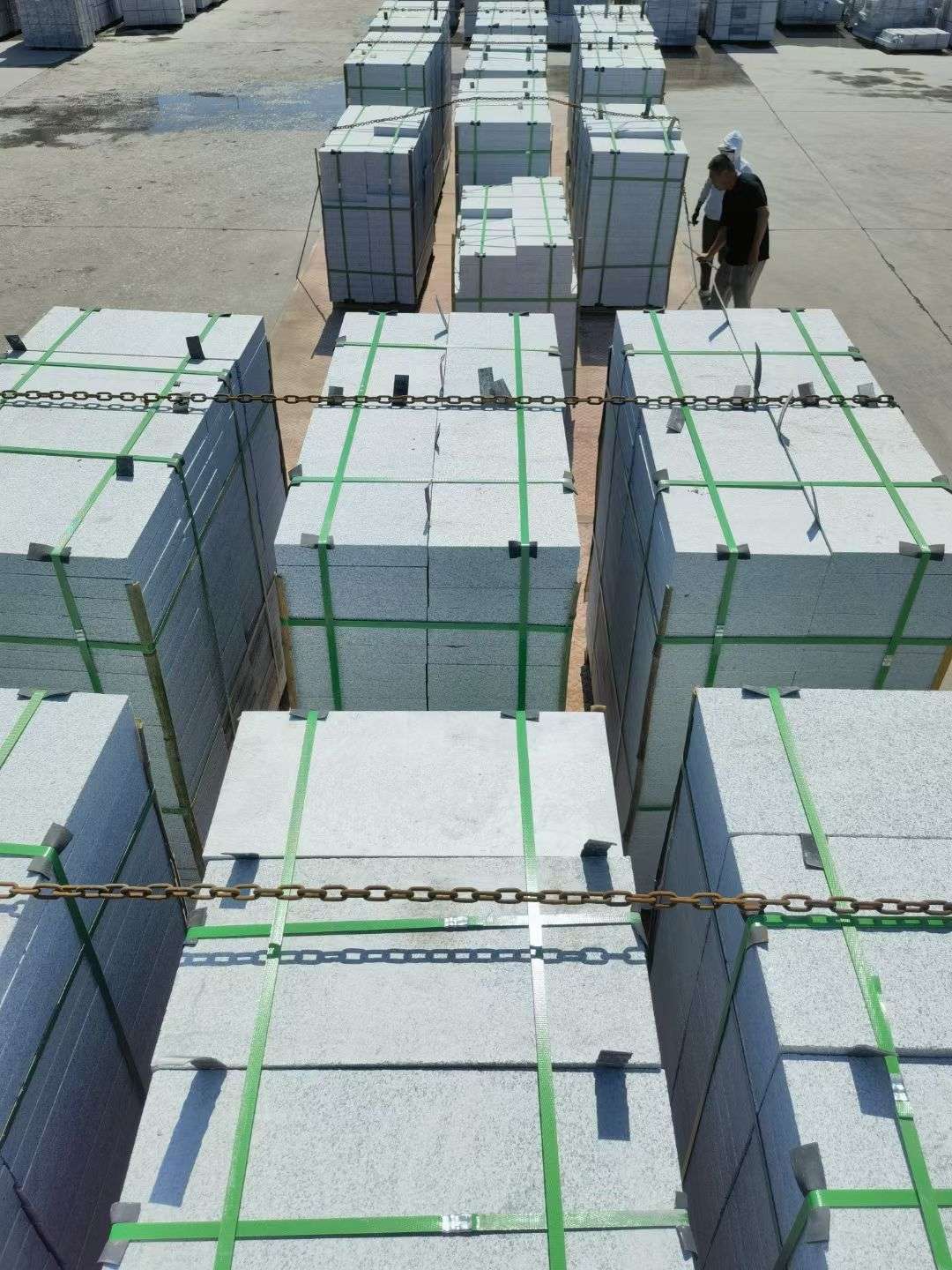 南宁 芝麻白花岗岩5公分地铺石 花岗岩厂家工厂装车日常